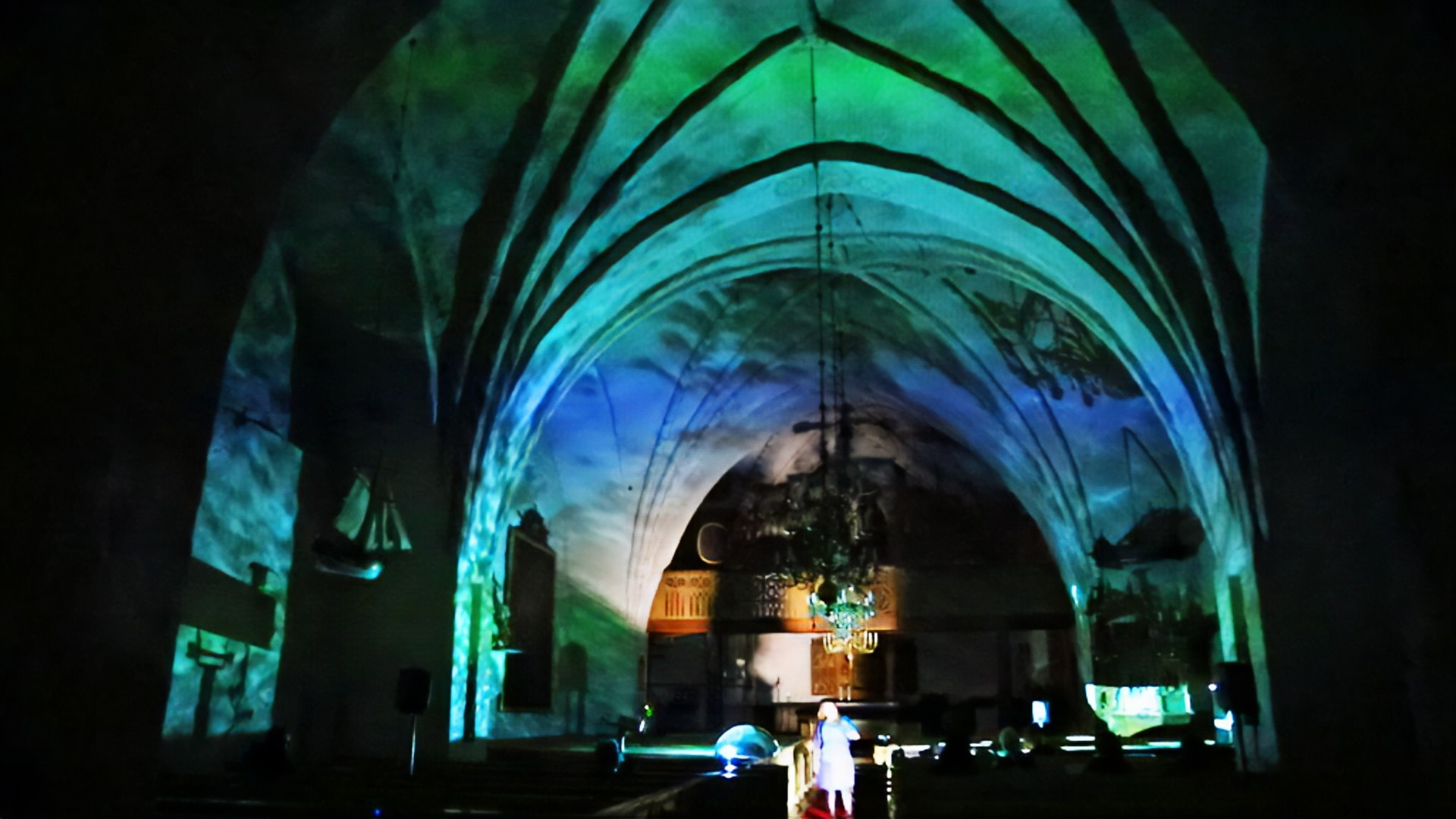 The whole nave under projected water, the singer at the altar